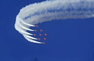 Airforce Collection: BAe Systems Hawks RAF Red Arrows Diamond Bend Finningley