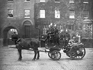 Crew Collection: LCC-MFB horse-drawn steamer at Southwark