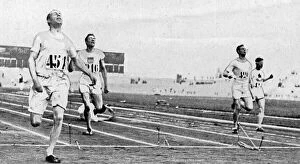 Racing Collection: Olympic 400m race finish 1924, Eric Liddell