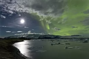 Aurora Borealis Pillow Collection: The Aurora Borealis (Northern Lights) captured in the night sky over Jokulsarlon glacial lagoon
