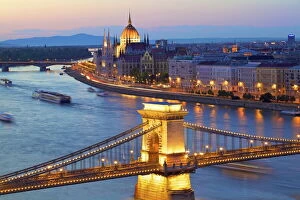 Historical sites Jigsaw Puzzle Collection: Chain Bridge, River Danube and Hungarian Parliament at dusk, UNESCO World Heritage Site, Budapest