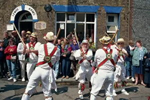 Costume Collection: Chanctonbury ring of Morris dancers outside the Lewes Arms pub, Lewes, Sussex