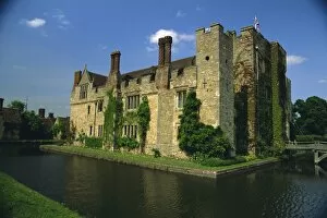 Bridge Photo Mug Collection: Hever Castle (1270-1470), childhood home of Anne Boleyn, Edenbridge, Kent