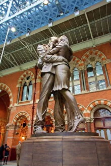 Stations Canvas Print Collection: The Meeting Place bronze statue, St. Pancras Railway Station, London, England, United Kingdom