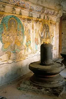 India Fine Art Print Collection: Shiva lingam in 10th century temple of Sri Brihadeswara