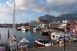 Related Images Jigsaw Puzzle Collection: V & A Waterfront with Table Mountain in background, Cape Town, South Africa, Africa