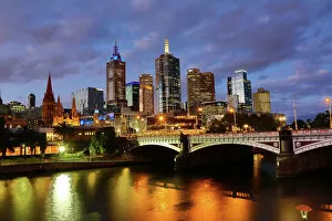 Related Images Jigsaw Puzzle Collection: City skyline of Melbourne at sunset and Princes Bridge over the Yarra River, Melbourne