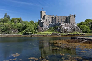 Landscape paintings Greetings Card Collection: Dunvegan castle, isle of Skye, Inner hebrides, Scotland