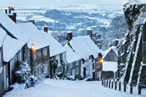Guy Edwardes Collection: Gold Hill in Winter, Shaftesbury, Dorset, England
