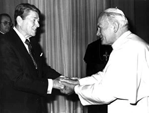 World Leaders Greetings Card Collection: POPE JOHN PAUL II SHAKES HANDS WITH U. S. PRESIDENT REAGAN DURING MEETING AT VATICAN