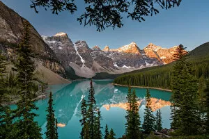 Landscape paintings Jigsaw Puzzle Collection: Canada, Alberta, Banff National Park, Moraine Lake at sunrise
