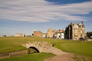 Scenic landscapes Metal Print Collection: Golfing the special Swilcan Bridge on the 18th hole at the world famous St Andrews
