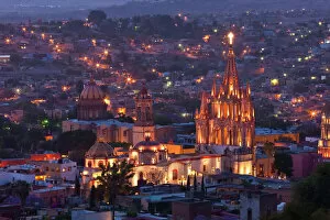 Related Images Photographic Print Collection: Mexico, San Miguel de Allende. La Parroquia de San Miguel Arcangel Church dominates