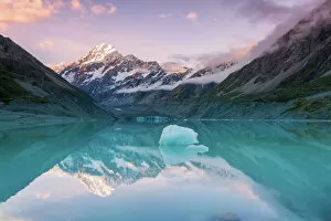 Sunset landscapes Photographic Print Collection: Mt Cook at sunset reflected in lake, New Zealand