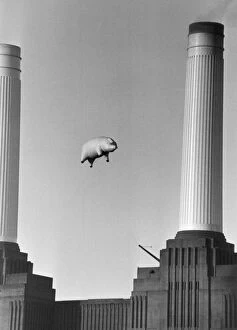 Heritage Images Mouse Mat Collection: Pink Floyds Inflatable Pig Battersea Power Station