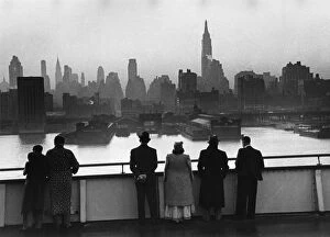 Ships and Boats Canvas Print Collection: Queen Mary Passengers view New York Dawn