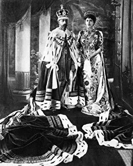 Portraits Poster Print Collection: King George V and Queen Mary Pictured in crown and coronation robes for the Delhi