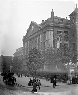 Horses Collection: London scenes. The Royal London Hospital in Whitechapel. Early 1900s