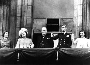 Royal Families Mouse Mat Collection: VE day. Winston churchill with the Royal Family on the balcony of Buckingham Palace