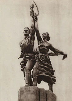 Tradesman Collection: Worker and Kolkhoz Woman, sculpture by Vera Mukhina, Moscow (b / w photo)