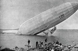 France Collection: Echoue sur la cote Norvegienne; En derivant, le zeppelin est venu a la cote; dans la chute