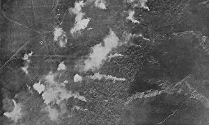 Aerial Views Fine Art Print Collection: L'Aviation Francaise sur le front Macedonien; un des bombardements de la ville de Petritch