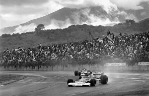 Asia Fine Art Print Collection: 1976 Japanese Grand Prix: James Hunt, 3rd position to clinch the World Championship title, action