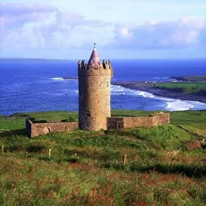 Thatching Collection: Doonagore Castle, Co Clare, Ireland, 16Th Century Tower House Overlooking The Atlantic Ocean