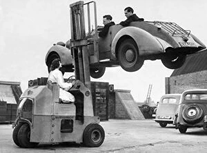 Postcard Photographic Print Collection: The Coventry Climax Engines ET199 the first British-produced forklift truck