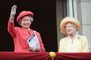 Royals Collection: Queen Elizabeth II and the Queen Mother on the balcony of Buckingham Palace