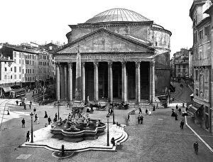 Pantheon Collection: Piazza della Rotonda (or of the Pantheon), Rome